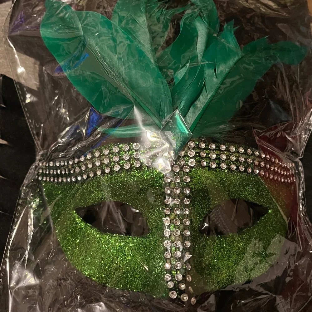 Green Feathered Masquerade Mask